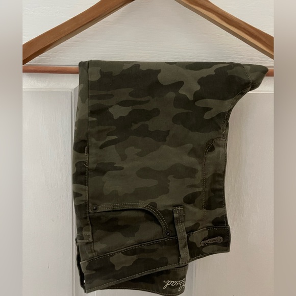 NWOT UNIVERSAL THREAD  WOMEN'S CAMO HIGH RISE SKINNY CROP JEANS- SIZE 2/26 - Picture 1 of 6